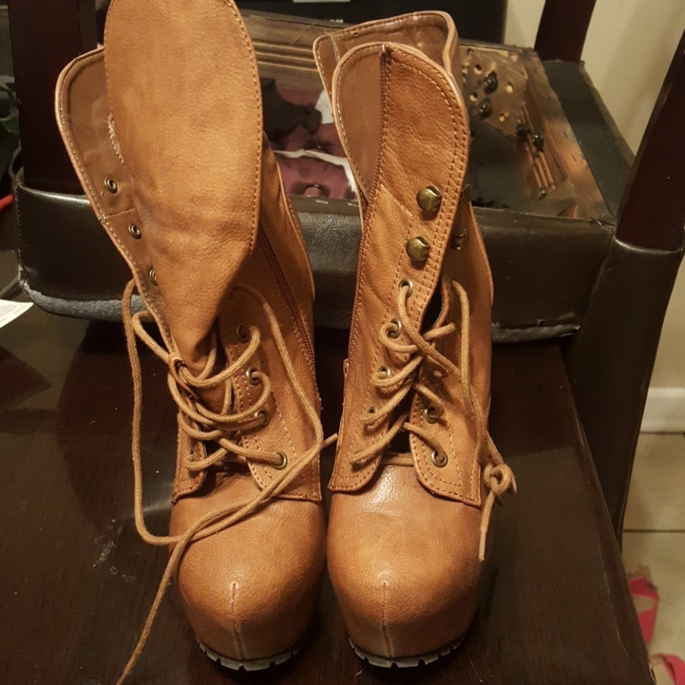 ANKLE BOOTS